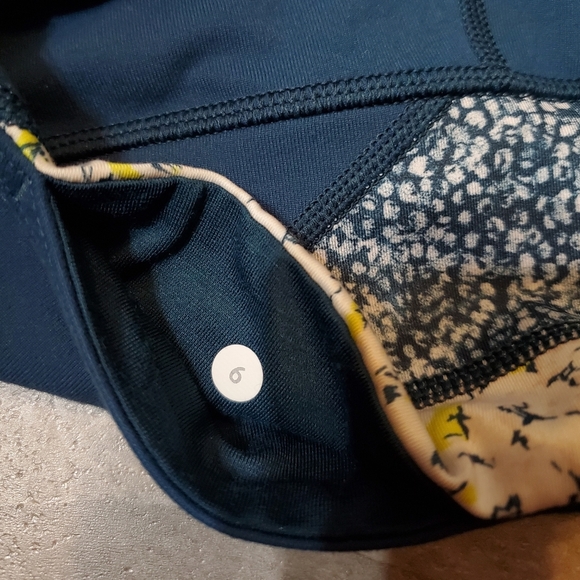 Lululemon reversible pants. Blur. Grey and yellow flowers on a side. Size 6. 32" - Picture 9 of 15